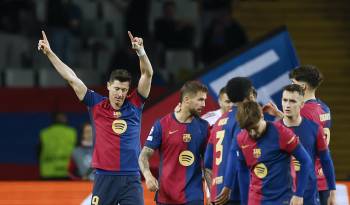 El delantero polaco del FC Barcelona, Robert Lewandowski (i), celebra el tercer gol del equipo blaugrana.