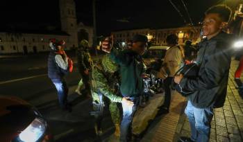 Militares llevan a cabo controles en las calles de Quito tras el inicio de los apagones.