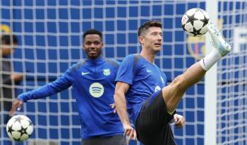 Los jugadores del FC Barcelona, Robert Lewandowski y Ansu Fati (Izq.), durante un entrenamiento.