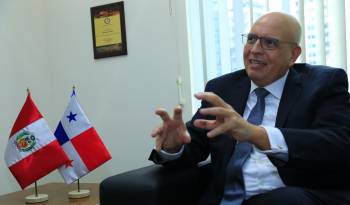 El embajador de Perú en Panamá, Mario López Chavárri, durante la entrevista con “La Estrella de Panamá”.