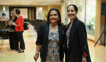 La directora general de la Biblioteca Nacional María Magela Brenes y la ministra de Cultura, Maruja Herrera este jueves 11 de julio.
