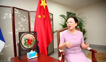 La embajadora de la República Popular China en Panamá, Xu Xueyuan.