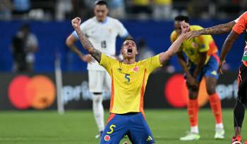 El jugador colombiano Kevin Castano celebra la victoria la noche de este miércoles.