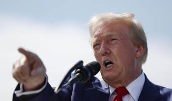 El candidato presidencial republicano Donald Trump pronuncia un discurso en el Trump National Golf Club de Los Ángeles en Rancho Palos Verdes, California.