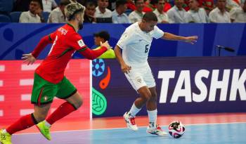 El futbolista panameño Abdiel Ortiz (der.) durante el partido contra Portugal.