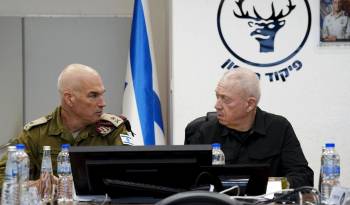 El ministro de Defensa de Israel, Yoav Gallant (d), durante su evaluación de la situación en el norte junto al Comando Norte del Ejército y junto al mayor general, Ori Gordin (i).