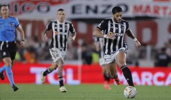 Hulk (d) de Mineiro controla el balón en un partido de las semifinales de la Copa Libertadores.