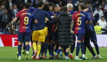 Los jugadores del FC Barcelona celebran la victoria tras el partido contra el Real Madrid.