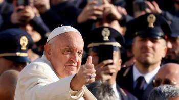 Solo existen siete mujeres en el mundo que pueden vestir de blanco frente al papa.