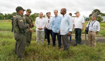 El canciller de Panamá, Javier Martínez-Acha Vásquez junto a su homólogo de Colombia, Luis Gilberto Murillo.