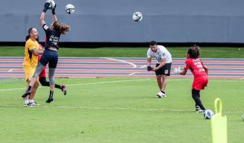 La Selección Femenina de Panamá en su último entrenamiento en el estadio Rommel Fernández antes de viajar a México.