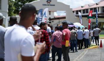 Panameños llegan al Canal de Panamá para la convocatoria de feria empleo.
