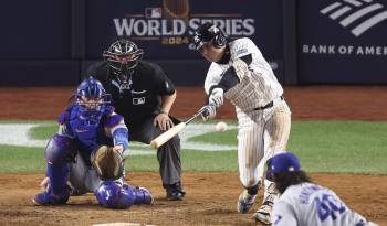 Anthony Volpe de los Yankees de Nueva York conecta un doblete durante la octava entrada del cuarto juego de la Serie Mundial de las Grandes Ligas de Béisbol (MLB).