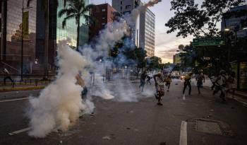 Manifestantes se enfrentan a la Guardia Nacional Bolivariana por los resultados de las elecciones presidenciales este lunes, en Caracas.