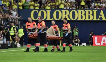 El guardameta alemán del FC Barcelona, Marc-André ter Stegen, es retirado en camilla tras caer lesionado durante el encuentro ante el Villarreal.