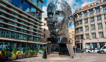 Escultura de la cabeza de Franz Kafka, del artista David Cerny en Praga.