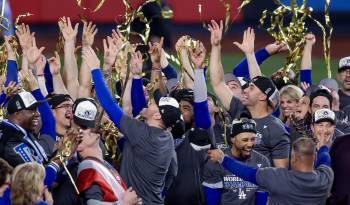 Los miembros de Los Ángeles Dodgers celebran tras vencer a los New York Yankees.