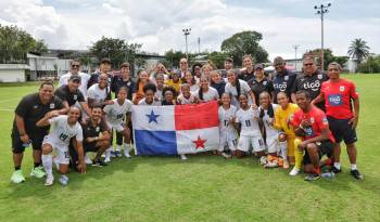 La delegación de la selección femenina de Panamá celebrando el segundo triunfo frente a Costa Rica.