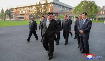 Kim Jong Un, junto a un grupo de colaboradores.