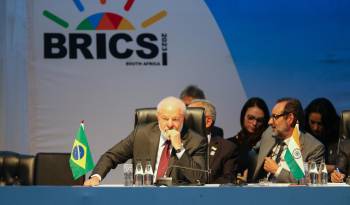 El presidente brasileño, Luiz Inacio Lula da Silva (i), durante una reunión de los BRICS el año pasado en Sudáfrica.