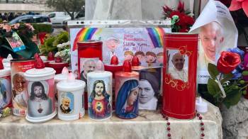 Cartas, globos y flores en las puertas del hospital Gemelli en Roma, donde el papa Francisco permanece ingresado.