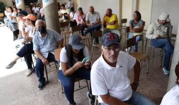 Personas llegan a votar este domingo 28 de julio de 2024 a un centro de votación en Caracas (Venezuela).