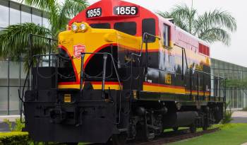 El ferrocarril une las áreas de Balboa y Colón.