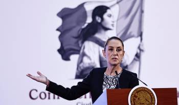 La presidenta de México Claudia Sheinbaum, habla este martes durante una rueda de prensa en Palacio Nacional de la Ciudad de México (México).