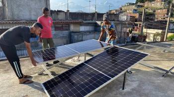 Trabajadores realizan labores de montaje de paneles solares en La Habana (Cuba).