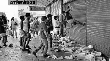 Imágenes durante la invasión estadounidense en Panamá, tomada por Juantxu Rodríguez.