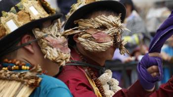 Integrantes de una comparsa participan en el 'Desfile de la Familia Castañeda' durante el Carnaval de Negros y Blancos este sábado, en Pasto.