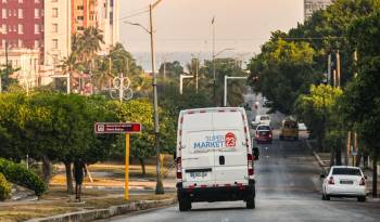 Una camioneta de reparto de una empresa estadounidense de envío de remesas de alimentos circula por una calle de La Habana el 22 de mayo de 2024.