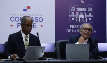 Rogelio Gordón, subdirector designado de la CSS, y Francisco Bustamante, asesor del despacho superior, durante la exposición del resumen de la reunión de este 30 de septiembre de las mesas que analizan el futuro de la CSS.