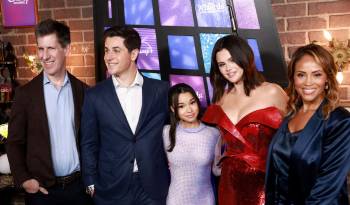 Craig Erwich, presidente de Disney Television Group, Hulu Originals y ABC Entertainment, David Henrie, Janice LeAnn Brown, Selena Gomez y Ayo Davis, presidenta de Disney Branded Television, asisten al estreno mundial de “Wizards Beyond Waverly Place” de Disney.