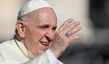 El papa Francisco saluda a los fieles este miércoles a su llegada para dirigir la audiencia general semanal en la Plaza de San Pedro en el Vaticano.