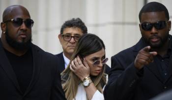 Emma Coronel Aispuro, esposa de Joaquín “El Chapo” Guzmán, sale de la Corte Federal de Brooklyn el 17 de julio de 2019, después de la sentencia del narcotraficante mexicano Joaquín “El Chapo” Guzmán, en la ciudad de Nueva York.