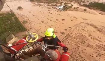 Las inundaciones tienen a decenas de personas atrapadas.