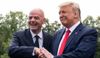 El presidente de la FIFA, Gianni Infantino (izq.), junto con el presidente electo de los Estados Unidos, Donald Trump.