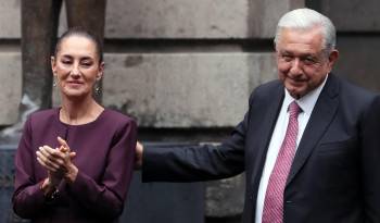 El presidente de México, Andrés Manuel López Obrador y la presidenta electa Claudia Sheinbaum participan en un acto protocolario en la Secretaría de Educación Pública de Ciudad de México.