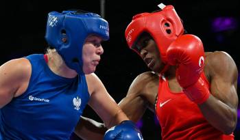 Atheyna Bylon (d.) y Elzbieta Wojcik (i.) durante su combate.