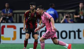 Lionel Messi (d.) durante el enfrenamiento contra el Atlanta United.