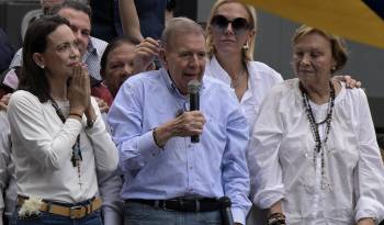 González Urrutia (centro) junto a la dirigente opositora María Corina Machado (Izq.).