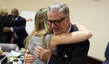 El actor estadounidense Alec Baldwin abraza a un miembro de su equipo legal al concluir su juicio por homicidio involuntario en el Tribunal de Distrito del Condado de Santa Fe en Santa Fe, Nuevo México, el 12 de julio de 2024.