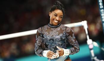 Biles se convierte en la primera gimnasta que logra el título olímpico de esta prueba en dos ediciones no consecutivas.