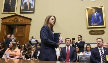 La directora del Servicio Secreto de los Estados Unidos, Kimberly Cheatle (c), llega a una audiencia del Comité de Supervisión y Responsabilidad de la Cámara de Representantes de Estados Unidos en Capitol Hill en Washington, D. C.