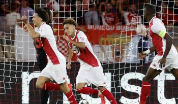 El jugador del Mónaco Maghnes Akliouche celebra el 1-0 durante el partido de la UEFA Champions League que han jugado AS Monaco y Barcelona en Monaco.