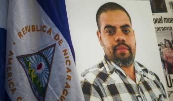 Vista de una fotografía del periodista Ángel Gahona junto a una bandera de Nicaragua durante un homenaje celebrado en su honor en Managua (Nicaragua).