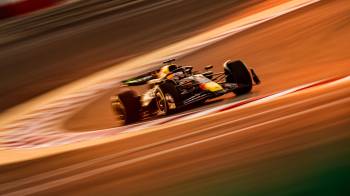 El piloto de Red Bull Racing Max Verstappen en el circuito de Sakhir.