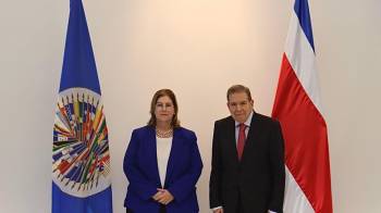 La jueza de la Corte IDH, Nancy Hernández López, y Edmundo González Urritia.