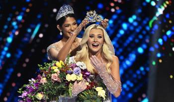 La recién coronada Miss Universo 2024, Victoria Kjaer Theilvig de Dinamarca, reacciona tras ganar la 73ª edición del certamen Miss Universo en la Ciudad de México.